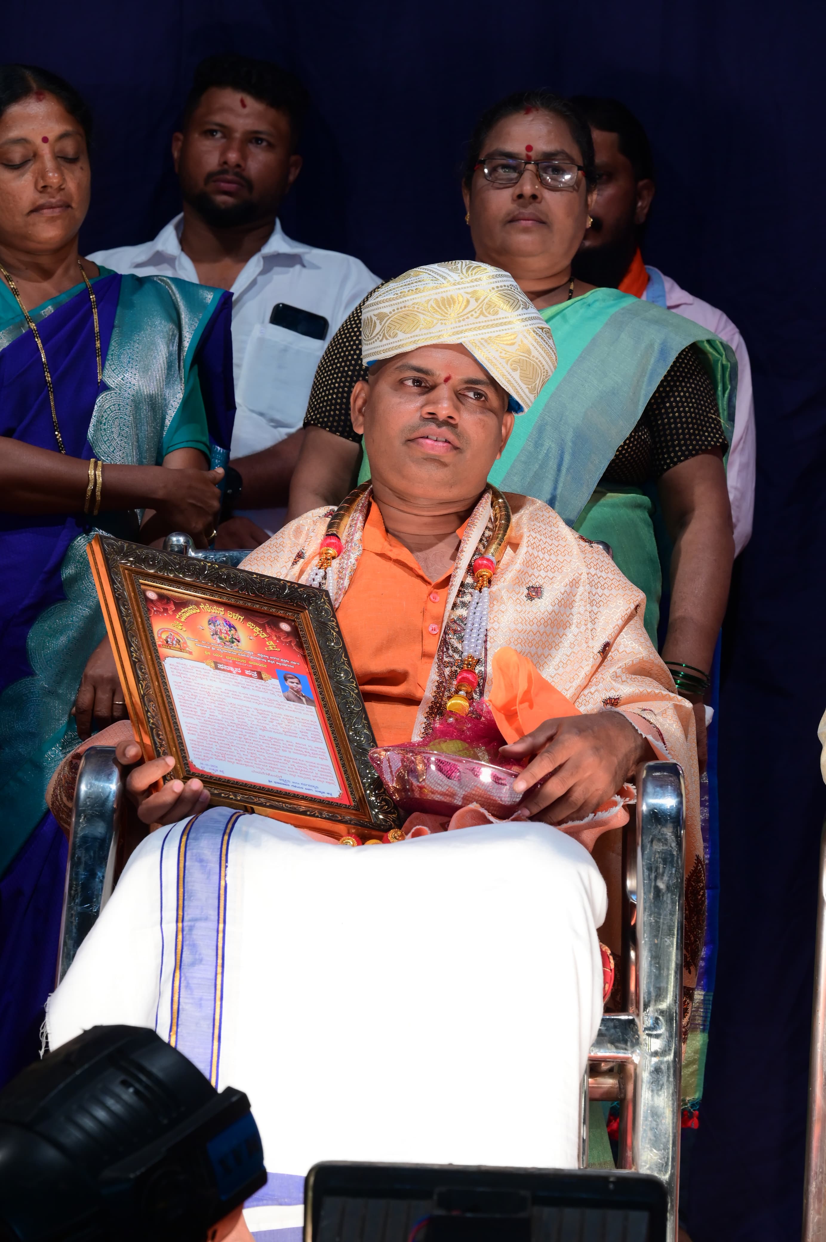 Sri Chidananda Acharya receiving the Sanman Patra award at a felicitation ceremony